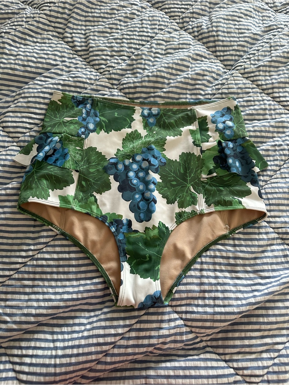 Kortni Jeane Medium Grapevine Hip Ruffle Bottoms